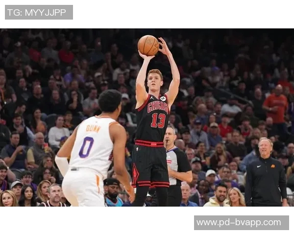 布克首节表现亮眼5投3中贡献6分3篮板2助攻1抢断但也有2次失误 布克首节表现亮眼5投3中贡献6分3篮板2助攻1抢断但也有2次失误