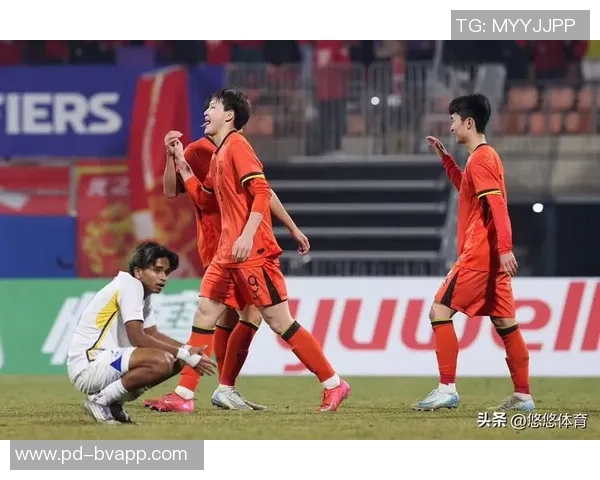 多特蒙德迎来新血液三名U17小将参与训练17岁后腰卡巴有望首秀德甲 多特蒙德迎来新血液三名U17小将参与训练17岁后腰卡巴有望首秀德甲